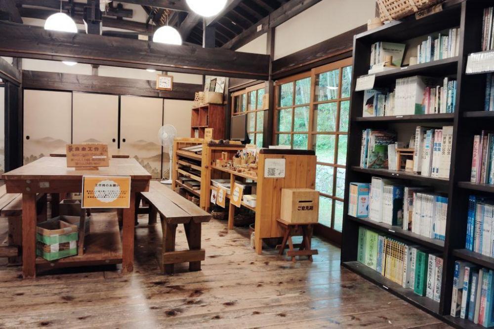 工作室（自由工作、図書、昆虫標本展示、有料貸し切り可）