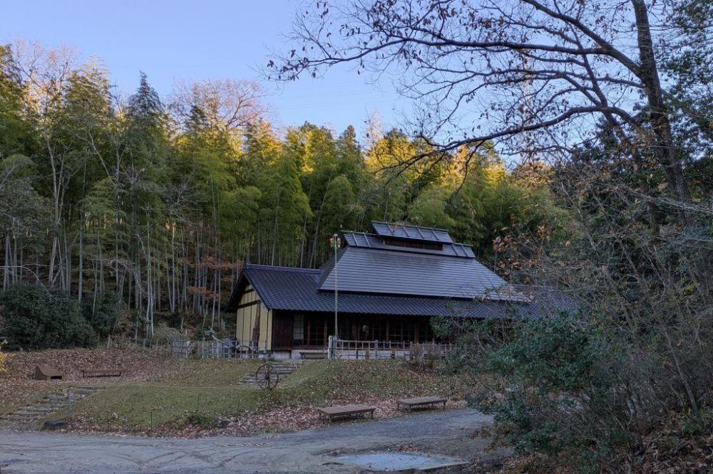 250年前の古民家を移築した管理棟（イベント開催日以外は館内でゆったりくつろぐことができます。飲食も可能です。）