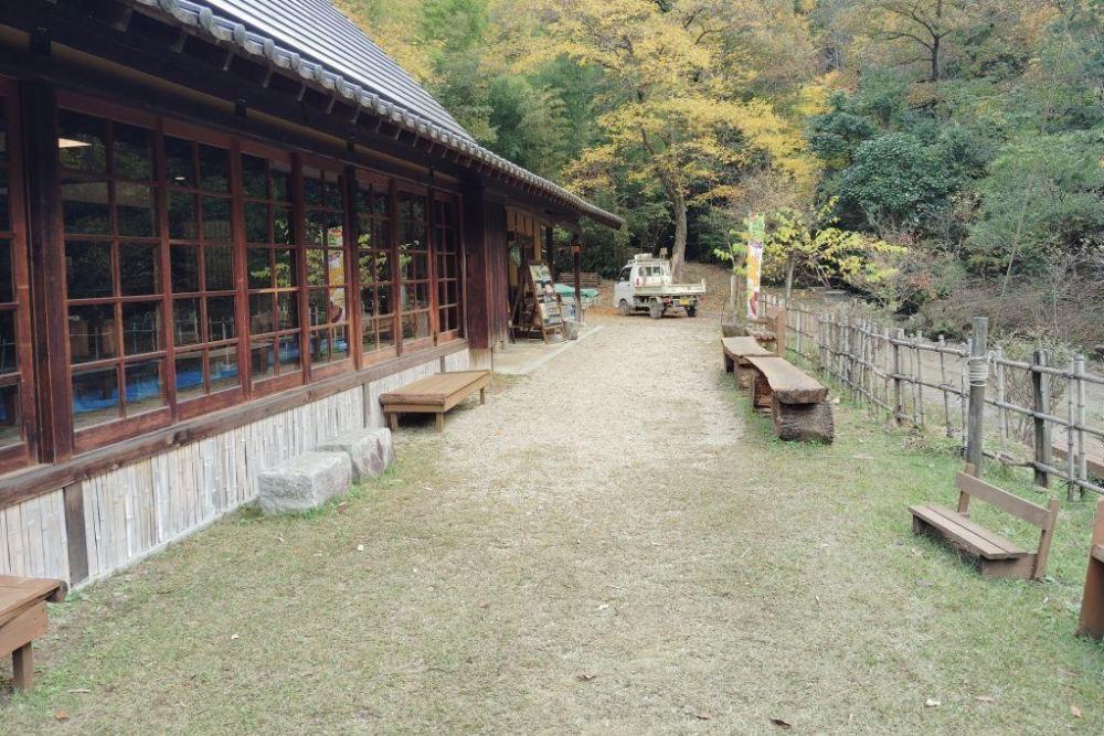 管理棟の庭にベンチもあります