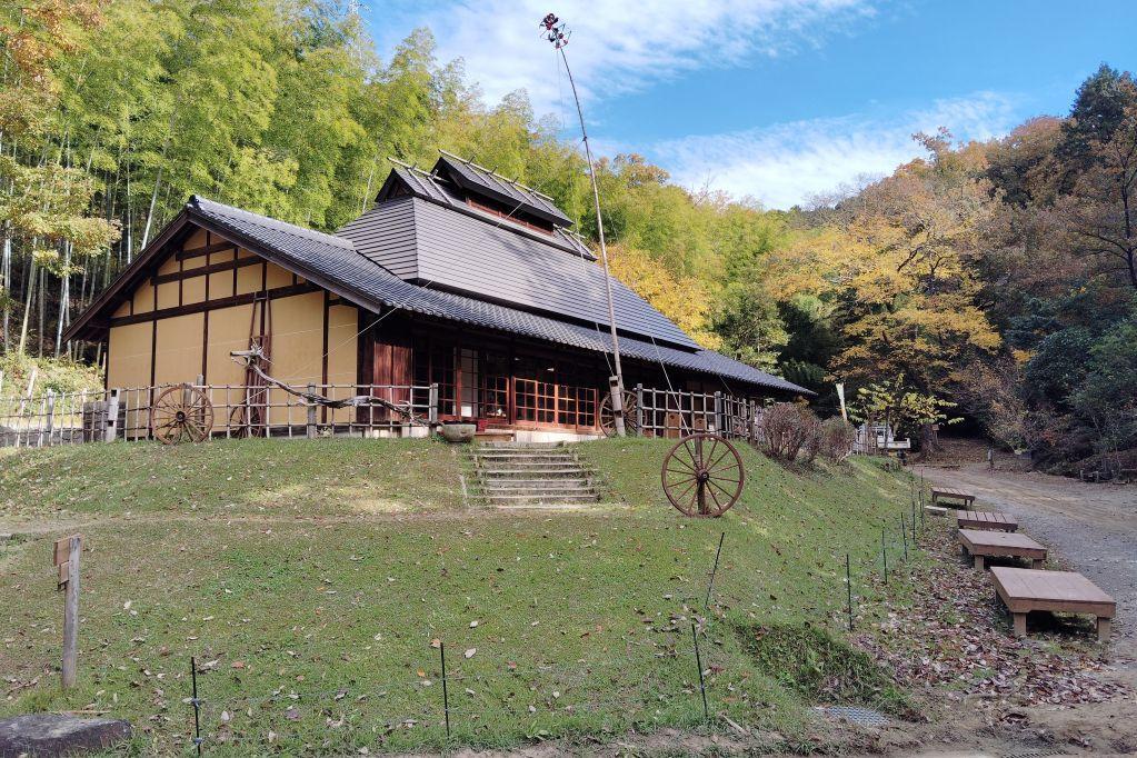 250年前の古民家を移築した管理棟、今シーズンも雪化粧ありました（イベント開催日以外は館内でゆったりくつろぐことができます。ご持参で飲食も可能です。）