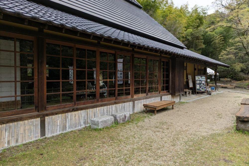 管理棟の庭にベンチもあります