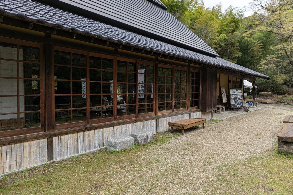 管理棟の庭にベンチもあります