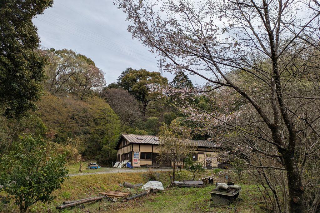 工作棟のトイレは広く整備されています。（多目的にはおむつ交換台あり）