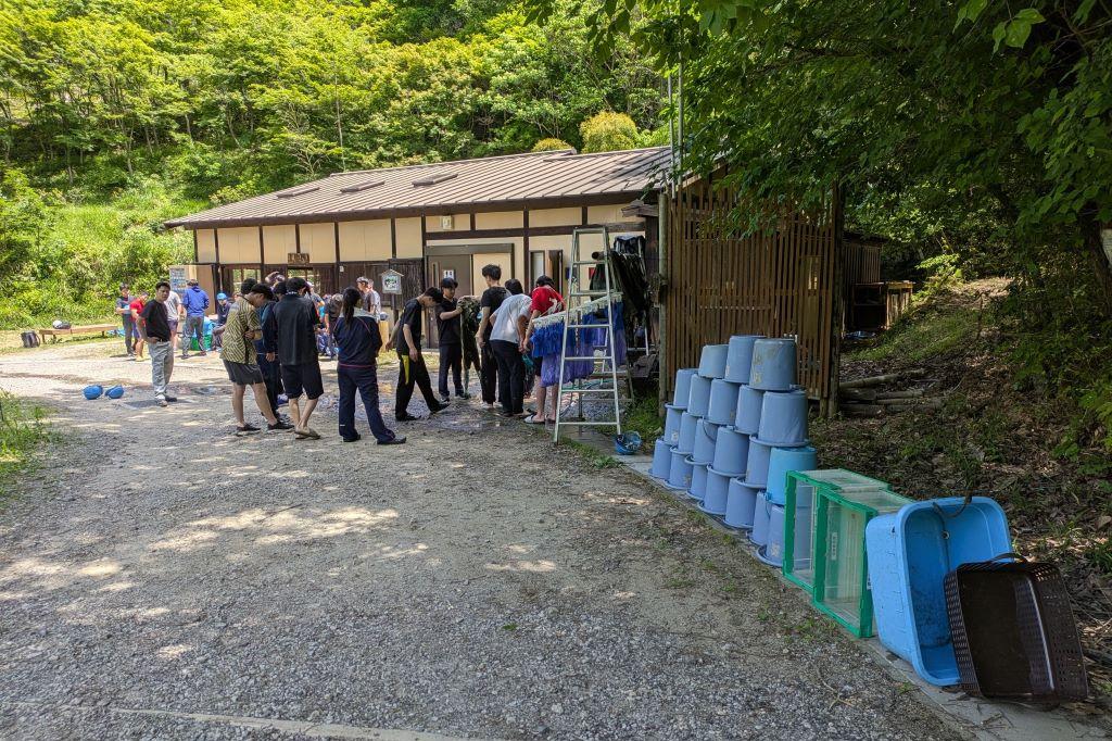 作業後、胴長やゴム手袋を洗うのがたいへんなんです
