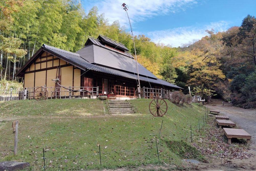 200年前の古民家を移築した管理棟、今シーズンも雪化粧ありました（イベント開催日以外は館内でゆったりくつろぐことができます。ご持参で飲食も可能です。）
