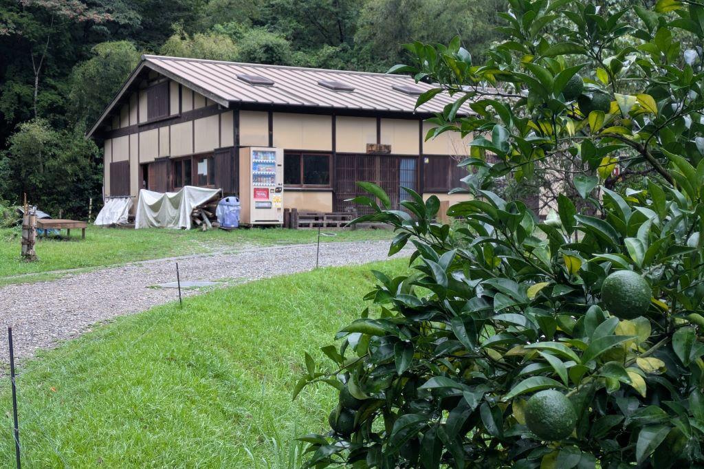工作棟のトイレは広く整備されています。（多目的にはおむつ交換台あり）