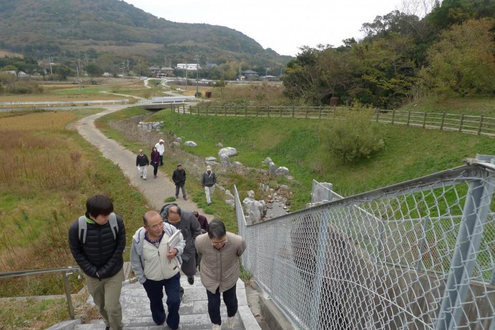 ため池に上る階段