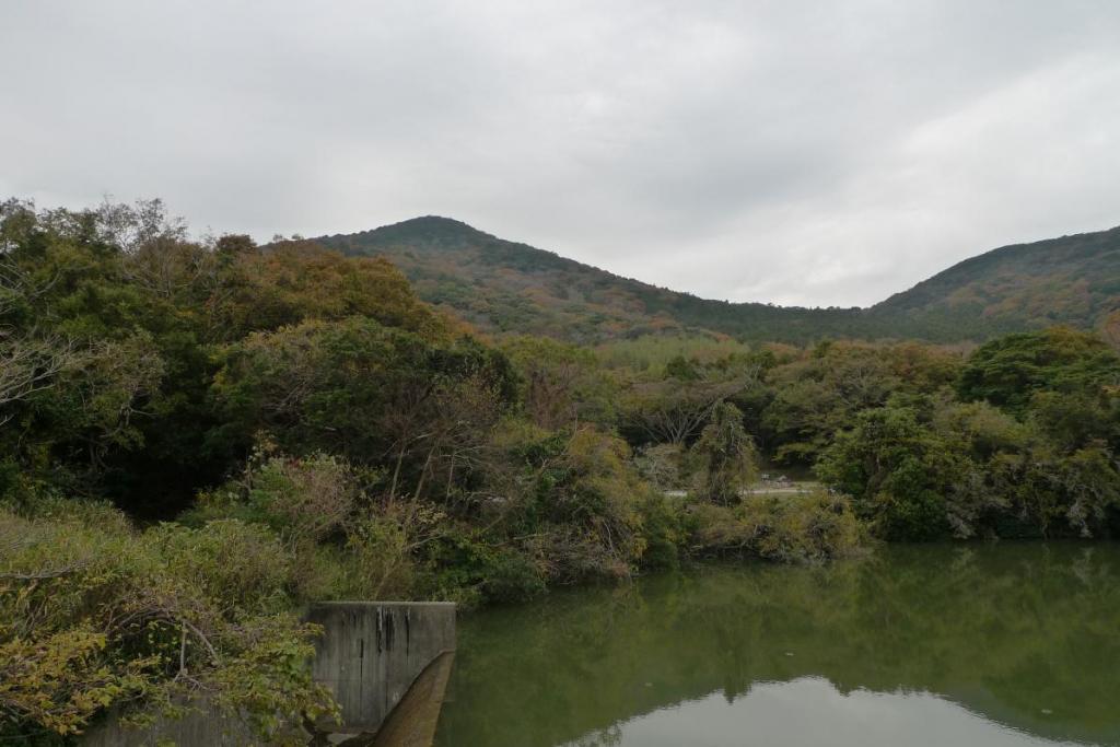 衣笠山とため池