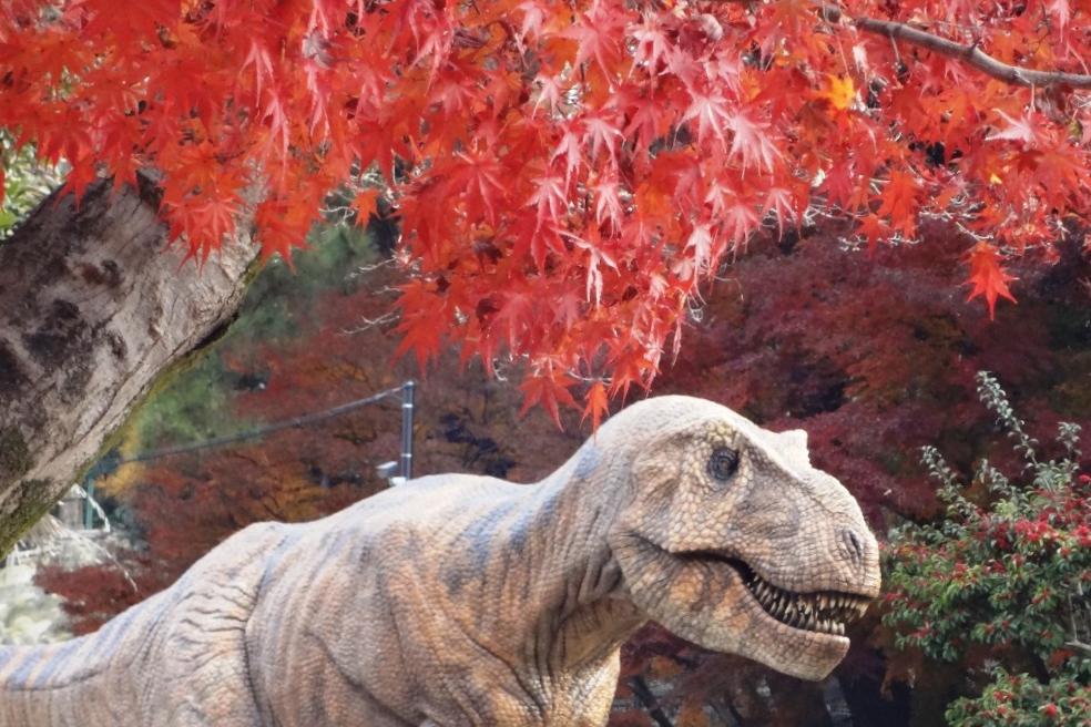 例えば紅葉とティラノサウルス。