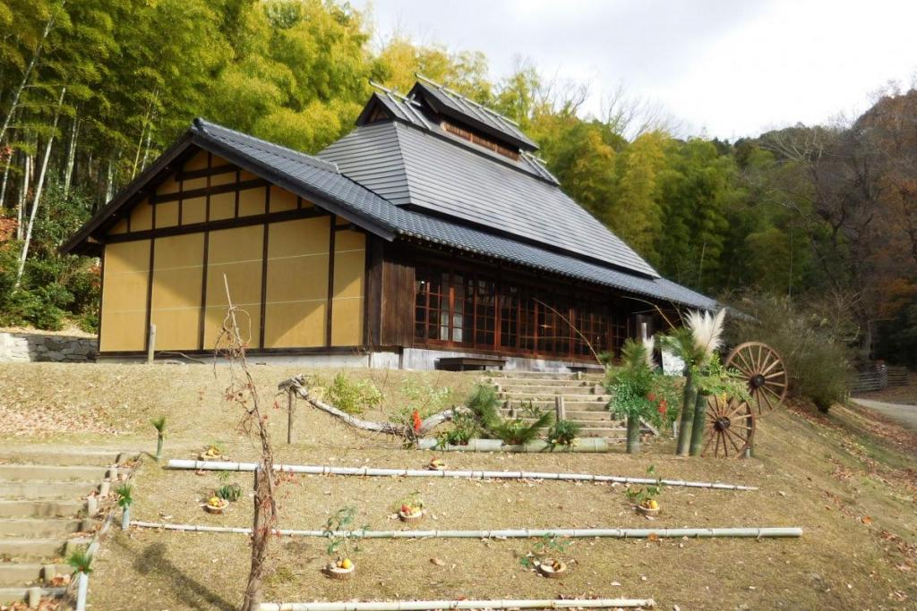 空と竹林と古民家のコントラスト