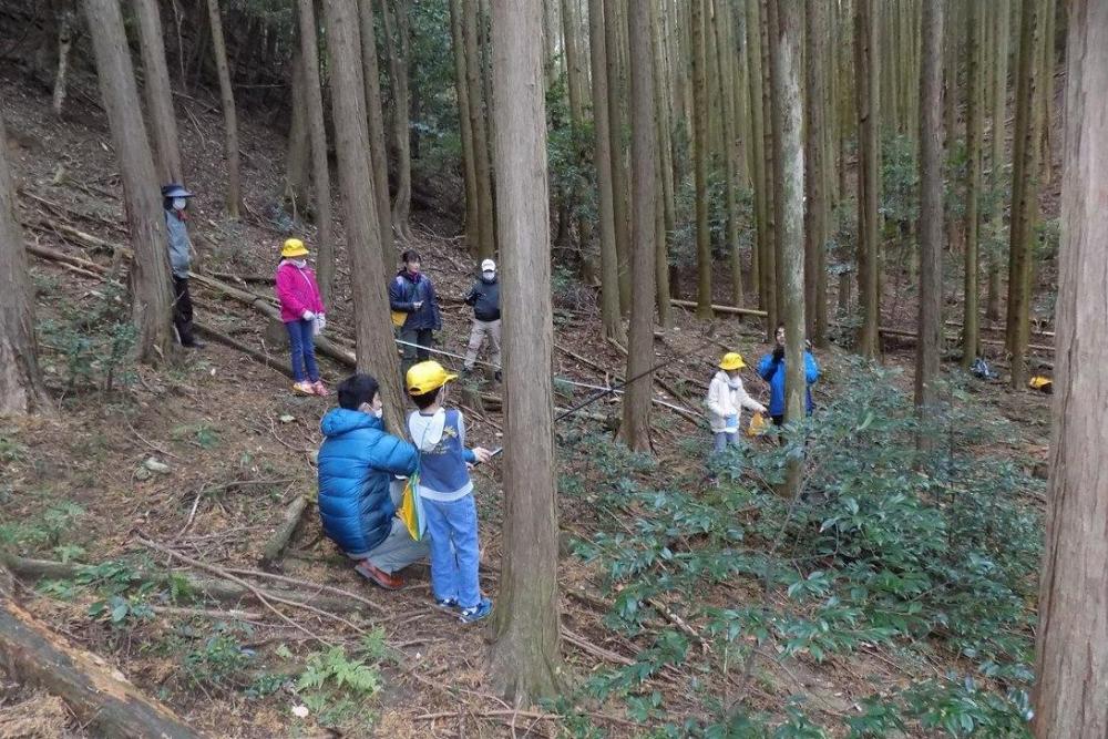 1か所目の調査。釣竿で調べる範囲を決めます