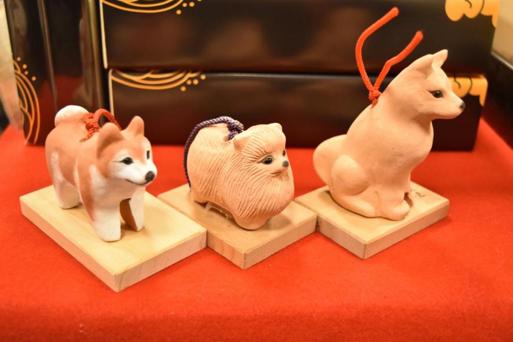 観光みやげ店販売の犬型土鈴。
