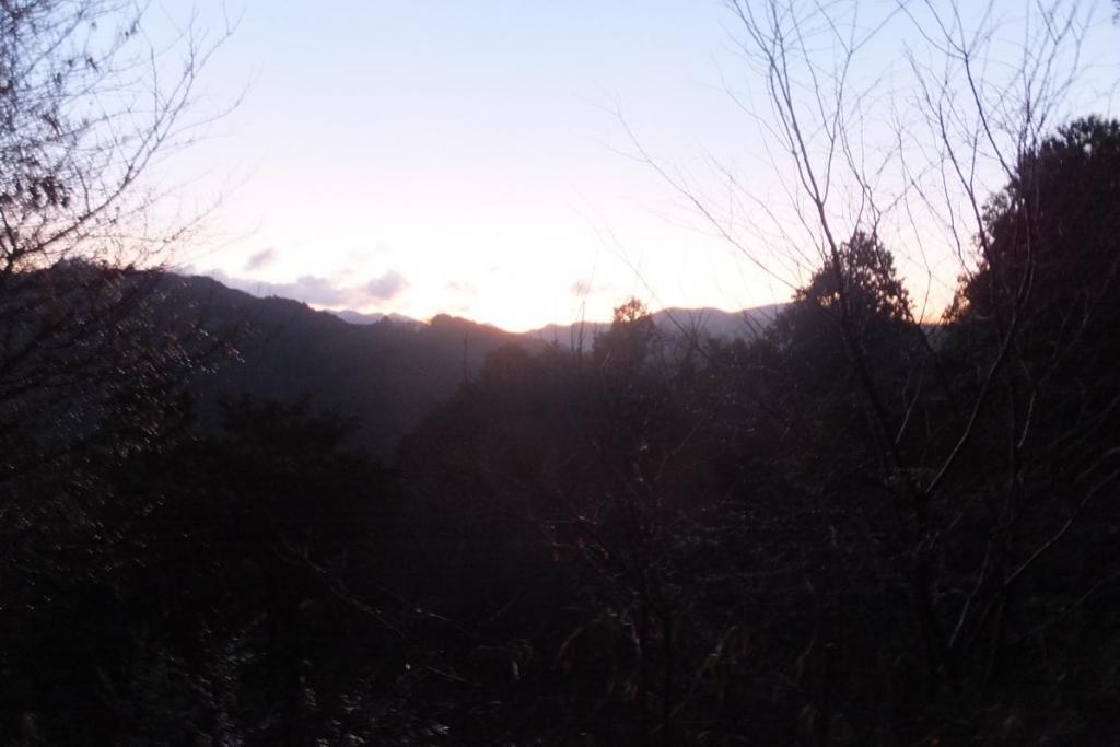 山道を歩いているうちに白みはじめる空