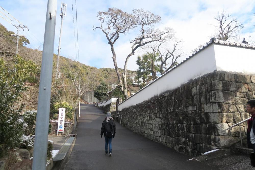 駐車場横の坂道を登ります。朝の冷たい空気が心地良い☆