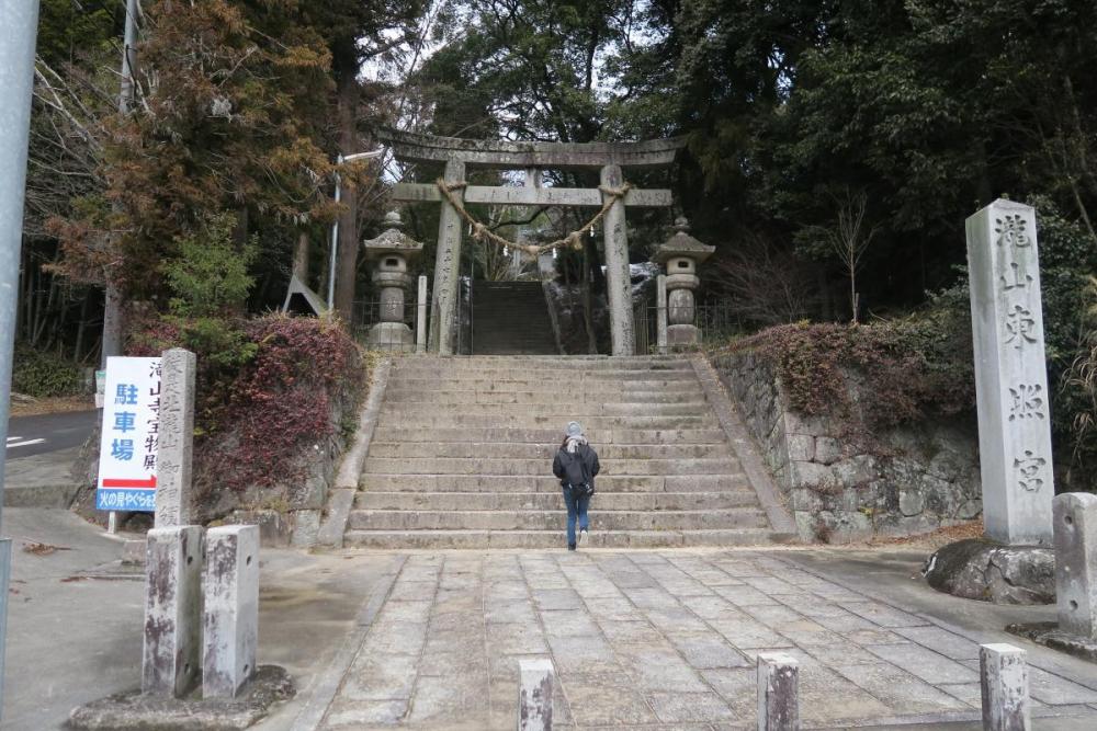 鳥居をくぐり…