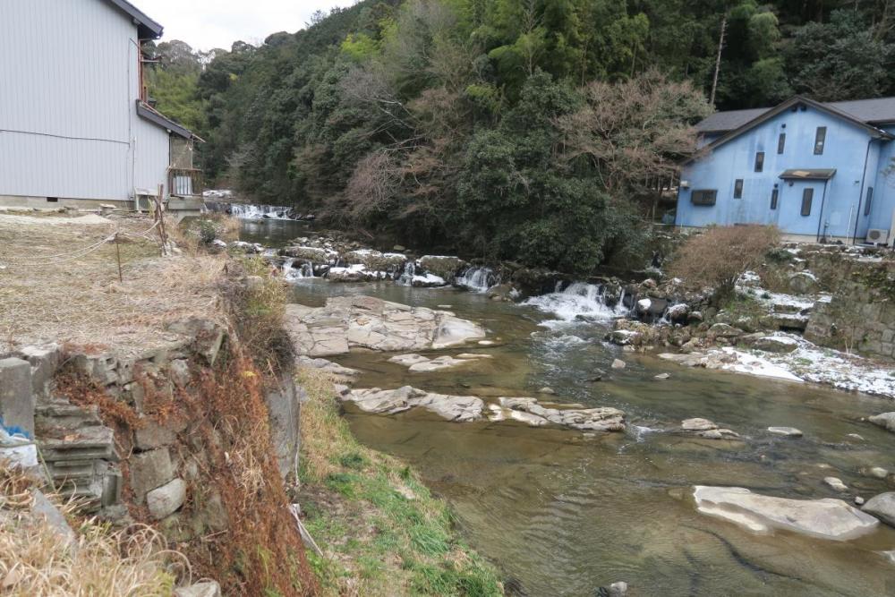 滝山寺前を流れる青木川