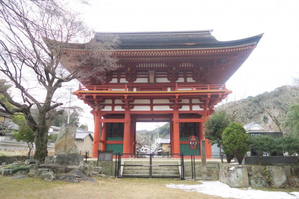 鎌倉時代建造の滝山寺三門