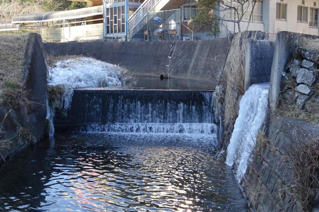 水路からの落ち込みは氷瀑