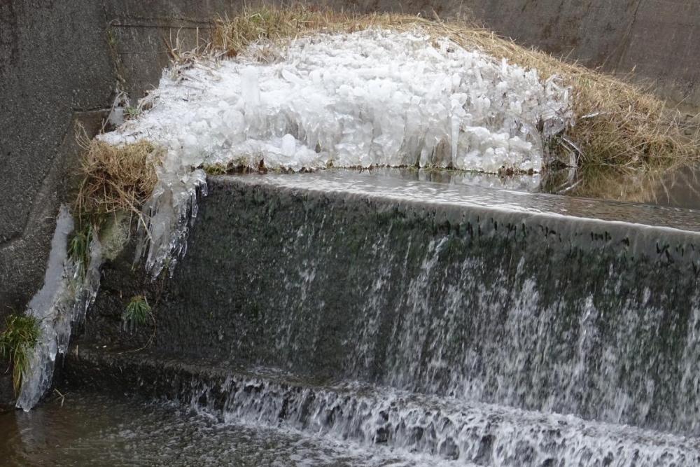 堰からの落ち込みの氷