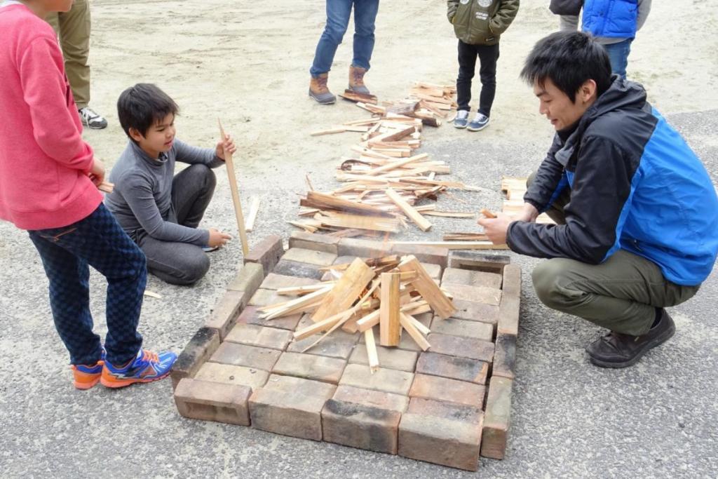 レンガの即席たき火台に薪をセット