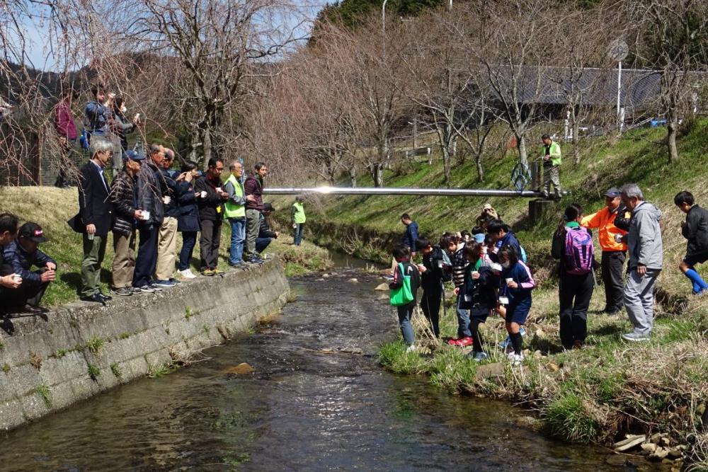 河原に集合した人々