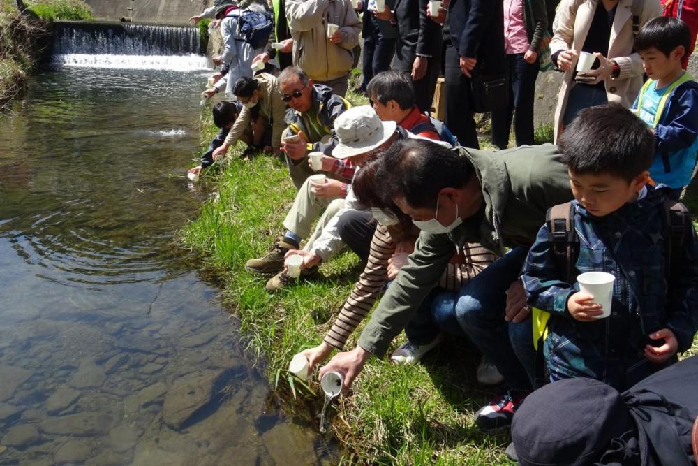 成虫に成るのを祈って川へ放流