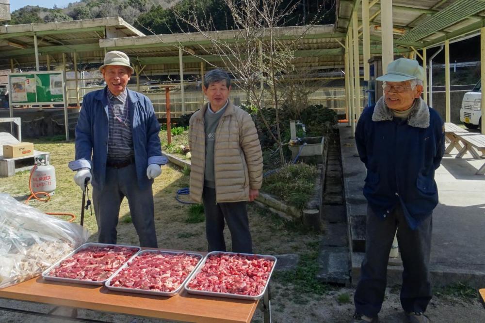 しし肉の準備をする保存会の皆さん