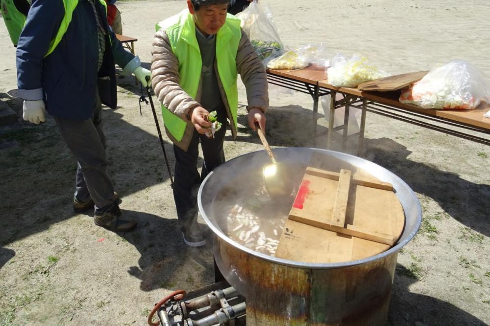 大鍋でしし汁を作る