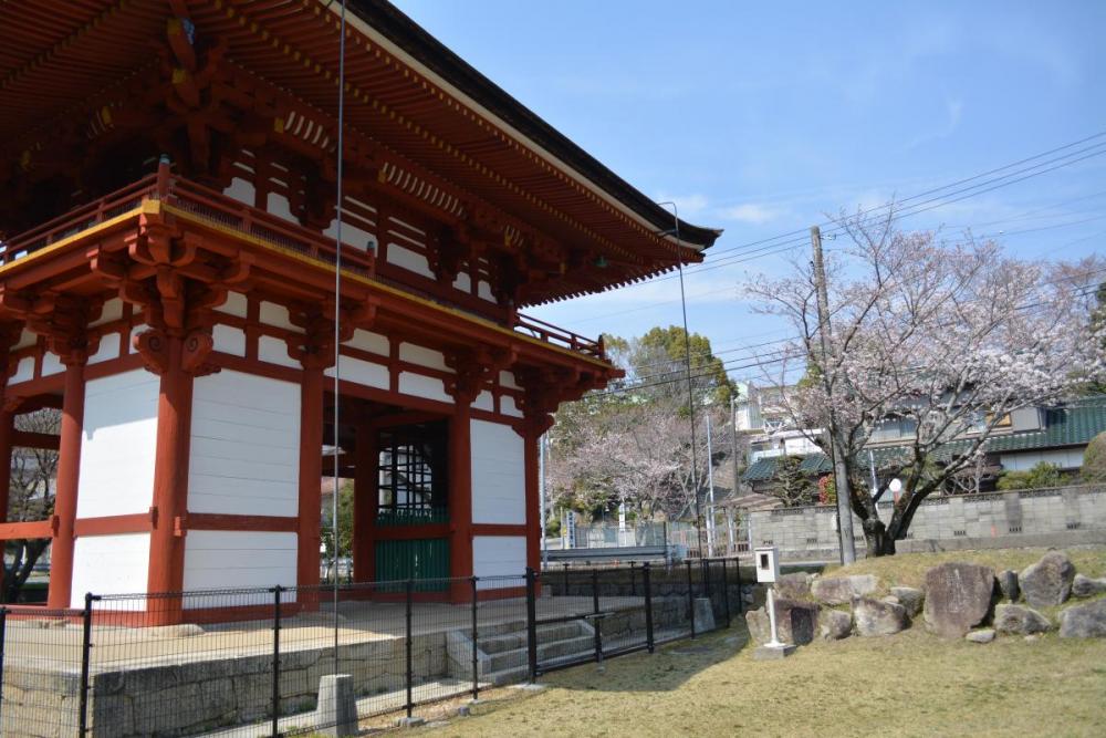 滝山寺山門。