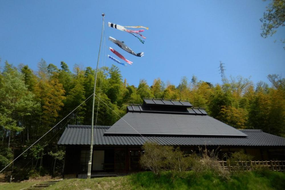 青空と管理棟を背景に