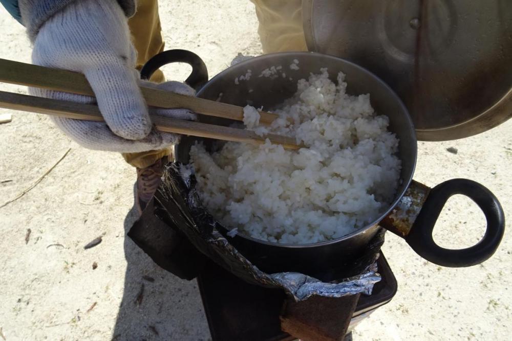 炊きあがったご飯。味見をしながらチェック