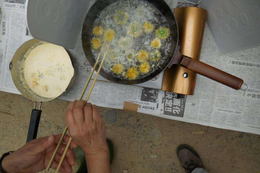 揚げ物は定番　※管理者の許可の元火器使用しています