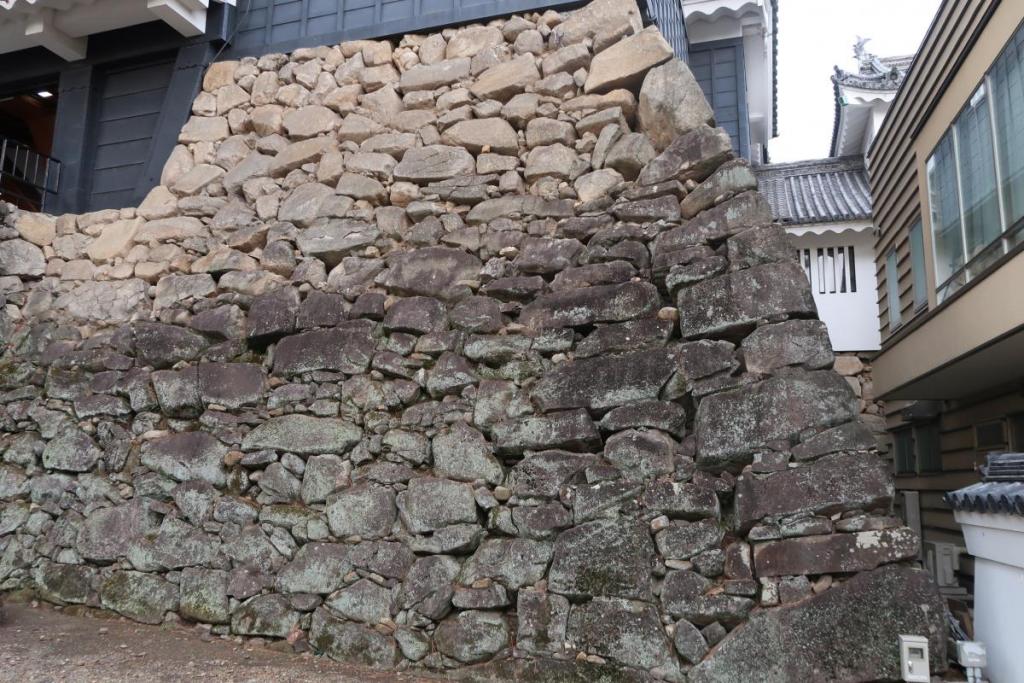 岡崎城最古の石垣