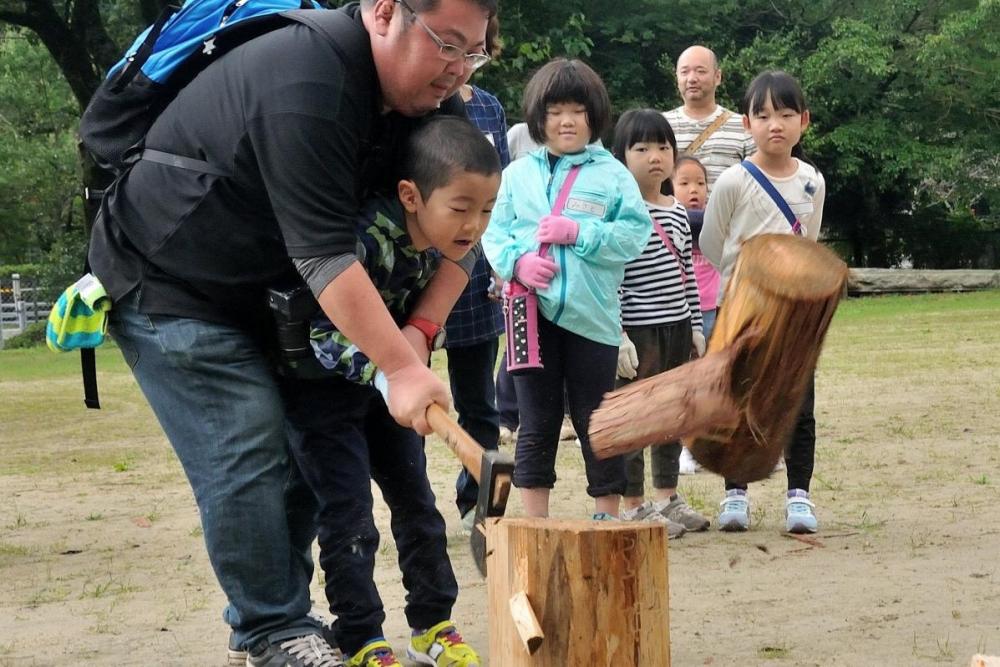 千万町楽校では「薪割り」体験もできます