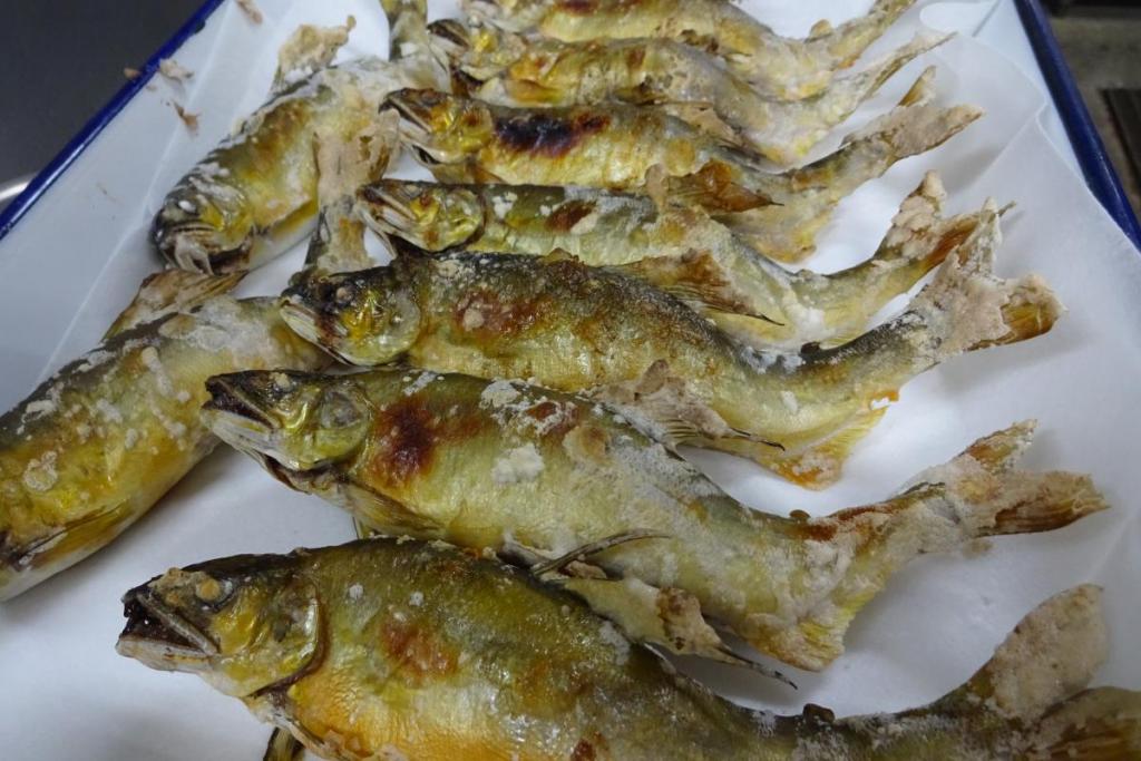 金鳳亭の鮎釜の鮎です。とても美味しいので一度は是非。この鮎が1匹づつ目の前のお釜でご飯と一緒に炊き上がります！