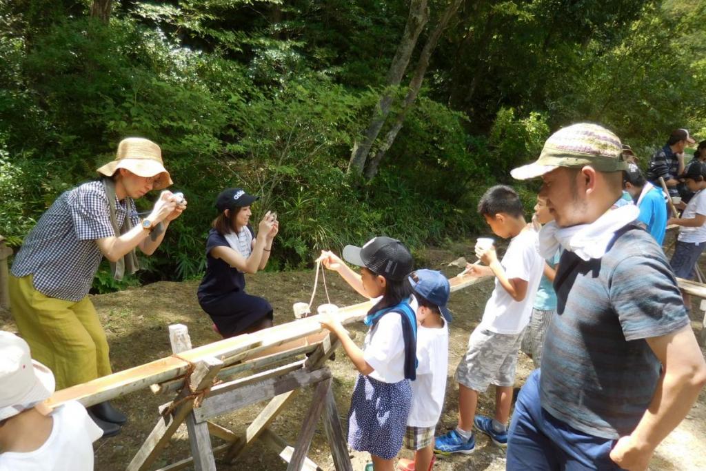 子どもと同じくらいお母さんも必死に撮影しております。