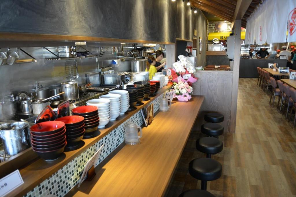 ラーメン屋らしくカウンターもあります！