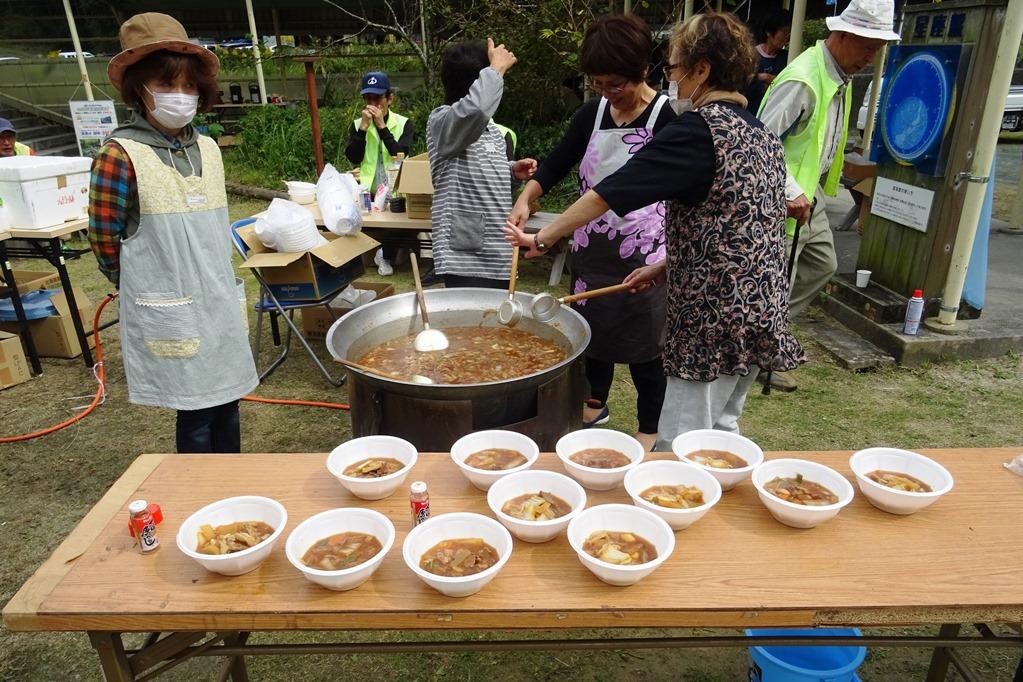 地元の方々による、しし汁のふるまい