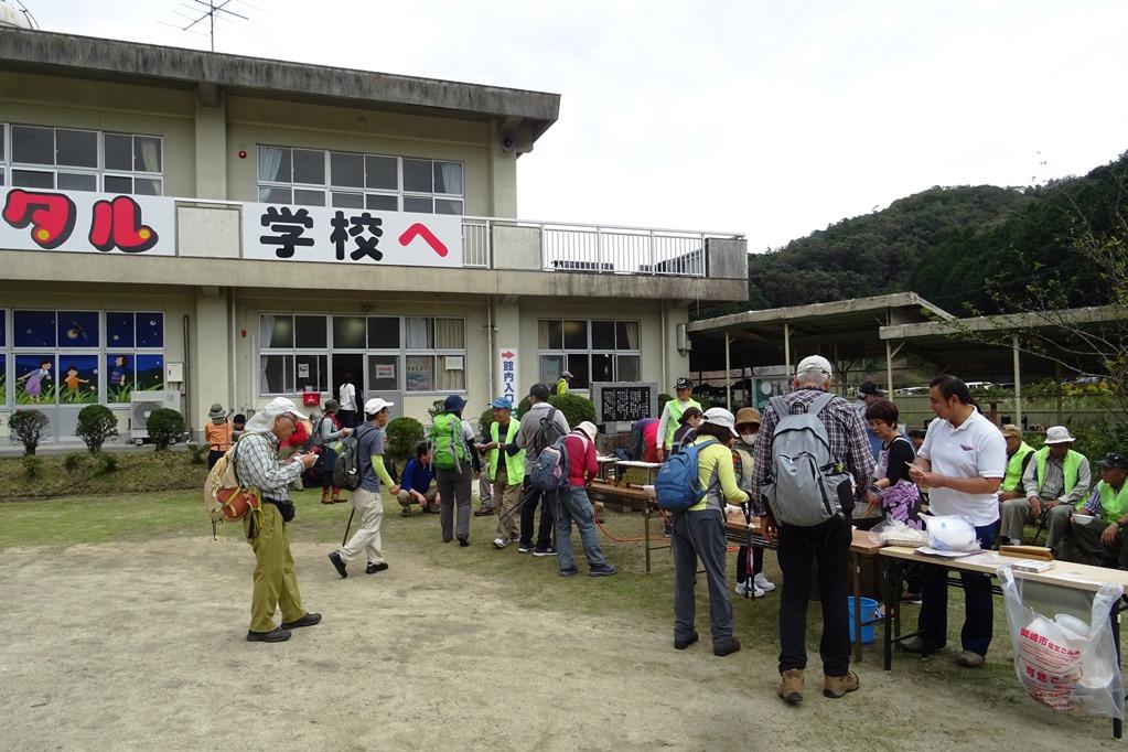 山歩きを振り返りながら楽しくしし汁をいただきます