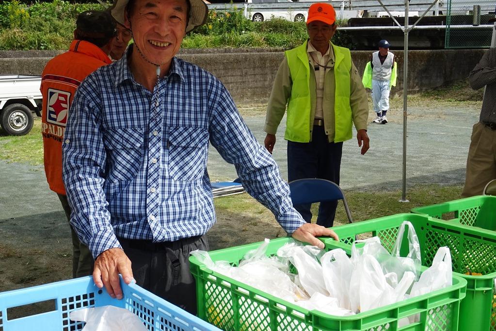 物販コーナーでは鳥川産の「ホタルの米」や、木炭、野菜などの販売もありました