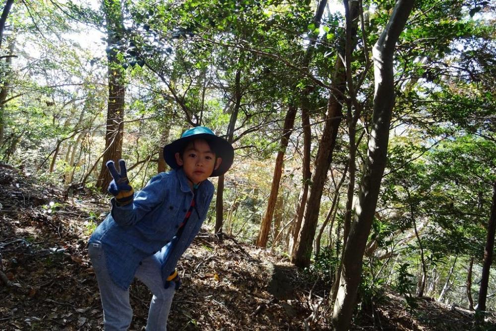 小学２年生の男の子。元気にピースサイン！