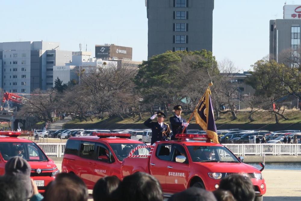 消防車両の行進では声援もあがっていました