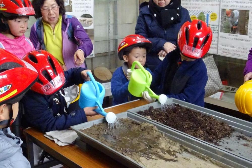 腐葉土の保水性は高いですね