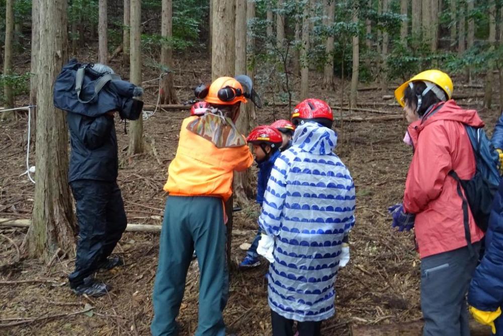 講師の先生からの説明を真剣に聞きます