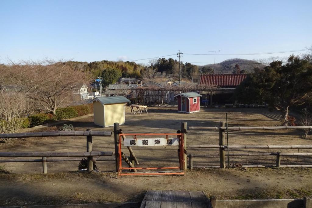 ２つの小屋が目印！