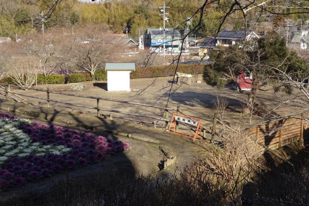 柵や石だたみ、草花でどんな庭園ができるか楽しみ！