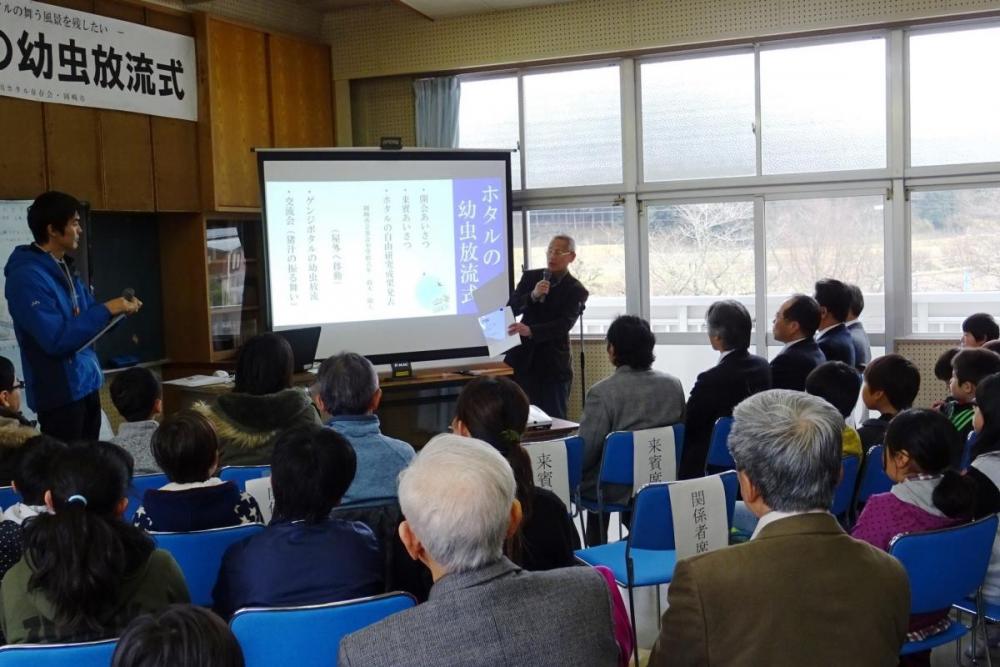 鳥川の恒例行事となった幼虫放流式