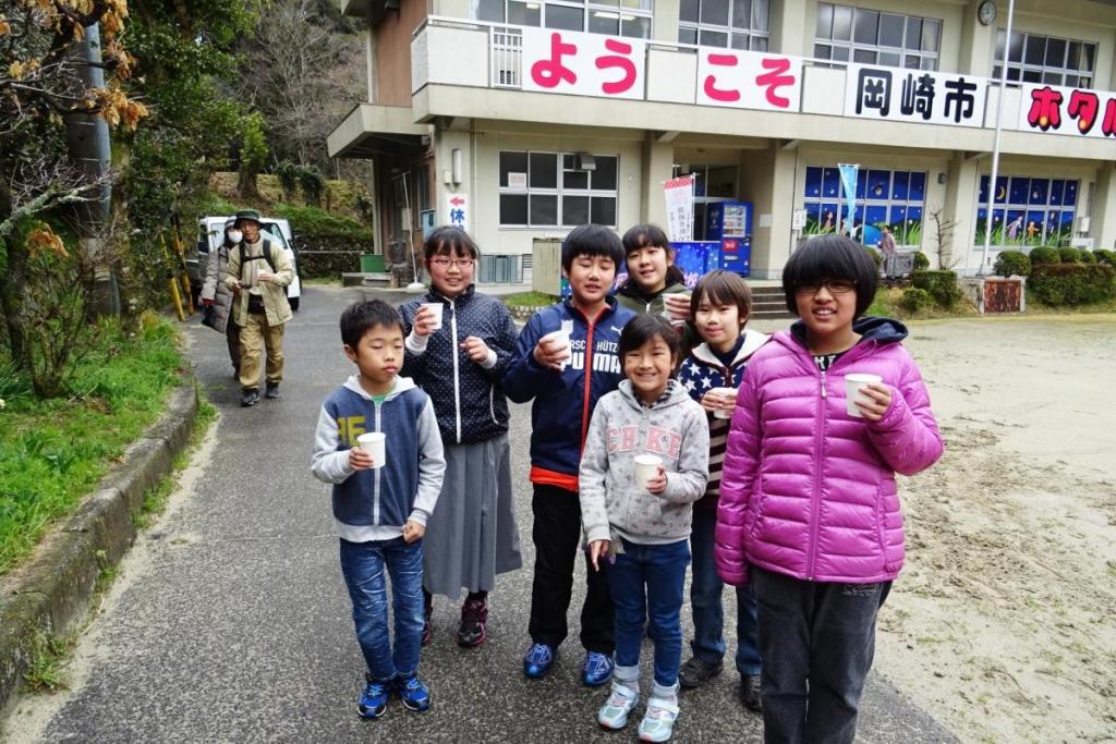 幼虫の入ったコップを受け取って