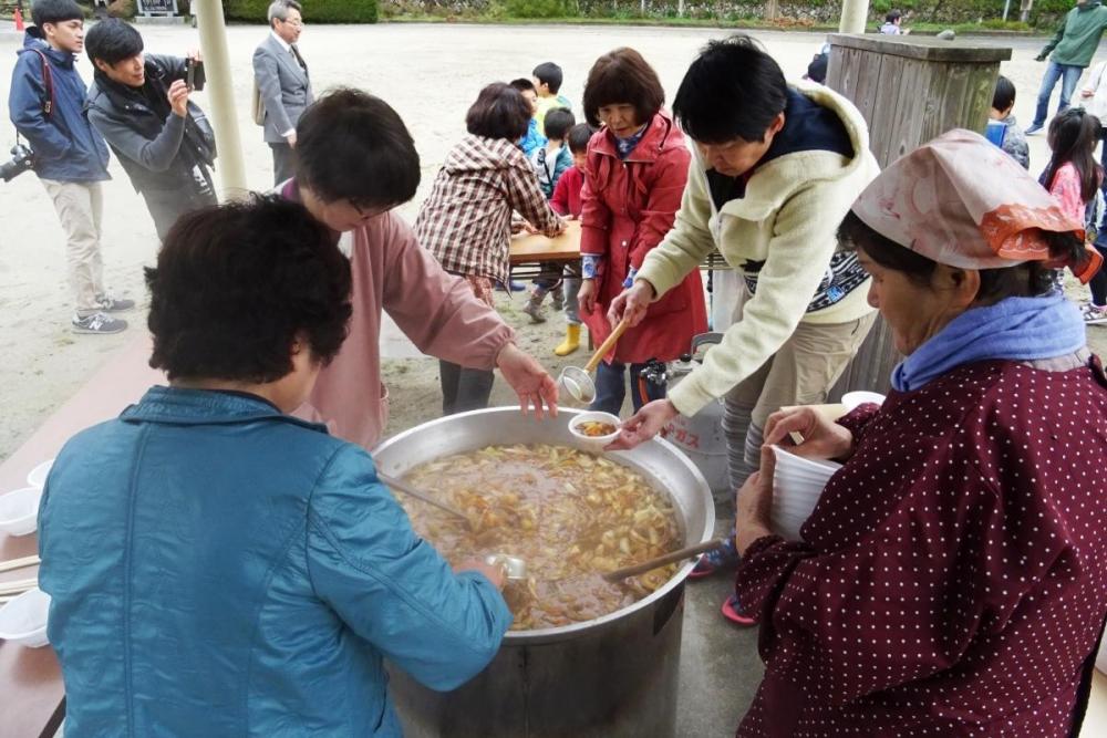 大きな鍋で煮込まれた絶品「猪汁」