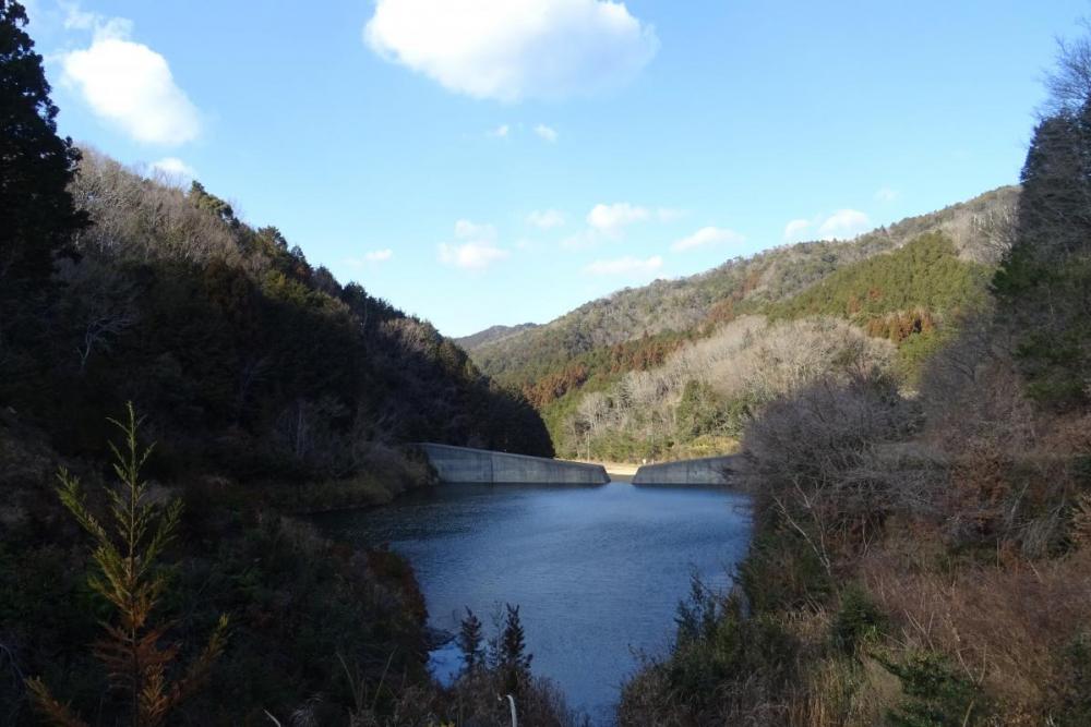 産湯の滝ダム湖を望む